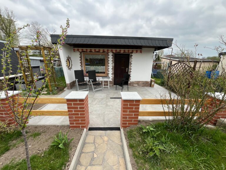 Außenanlage Freiberg, Gartenterrasse mit Säulen und Weg